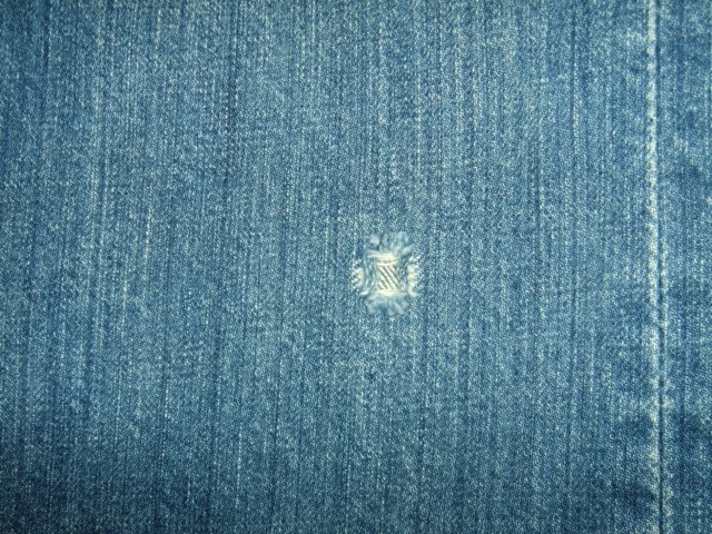 左前裾付近 スレ穴 約1.4cm