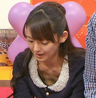 三浦奈保子 事故でおっぱぃがチラりしたハプニングの映像はスカート以上にエロい