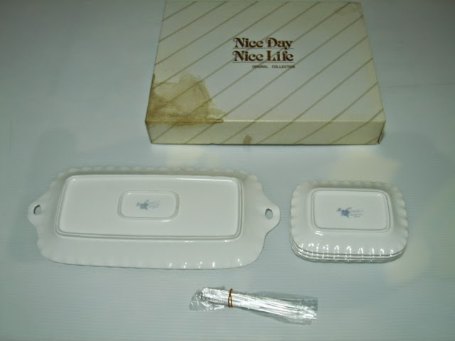 全体像 皿 フォーク 裏面