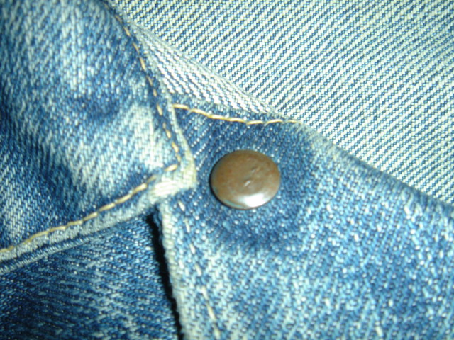 ボタン裏面刻印 ツープロング(2つの爪を差し込む打ち方)の点々(爪痕)2つ凸刻があるタイプ