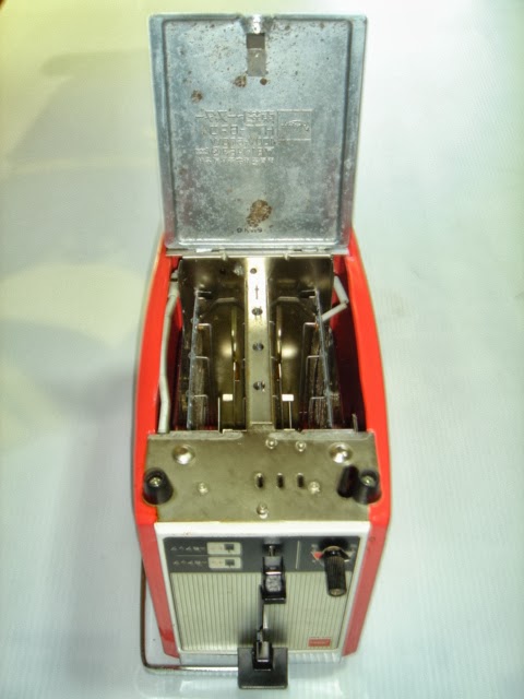 底部のフタを開けた状態