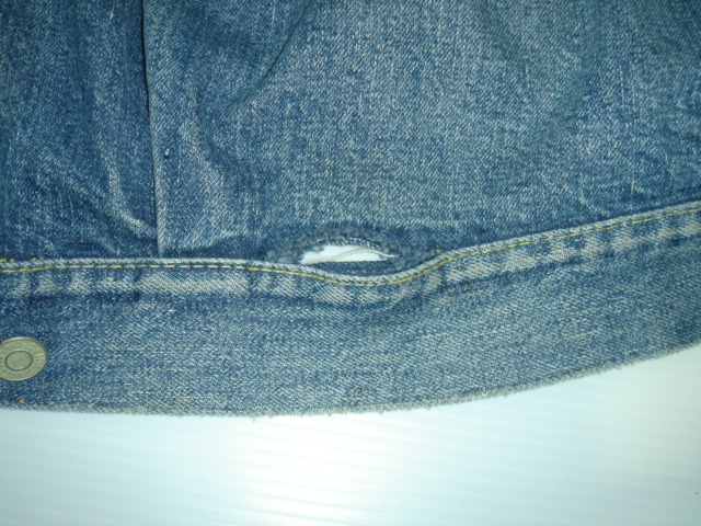 後面左裾 ホツレ