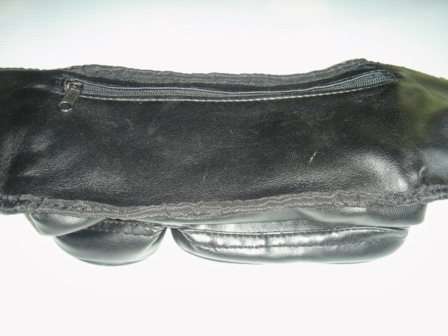 ストラップバックルを外した状態の内側面及びキズ