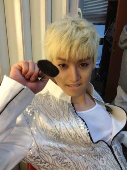 @UKISS_Japan ミュージックバンクの楽屋にて~~ 塗っちゃうよ~~ byイライ https://twitter.com/#!/UKISS_Japan/status/204424570306953220/photo/1