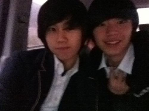 TWITTER: @jiyong1212
학교가는 일훈&amp;성재^^ so cute.!! Going to school Ilhoon&amp;Sungjae^^ so cute.!!