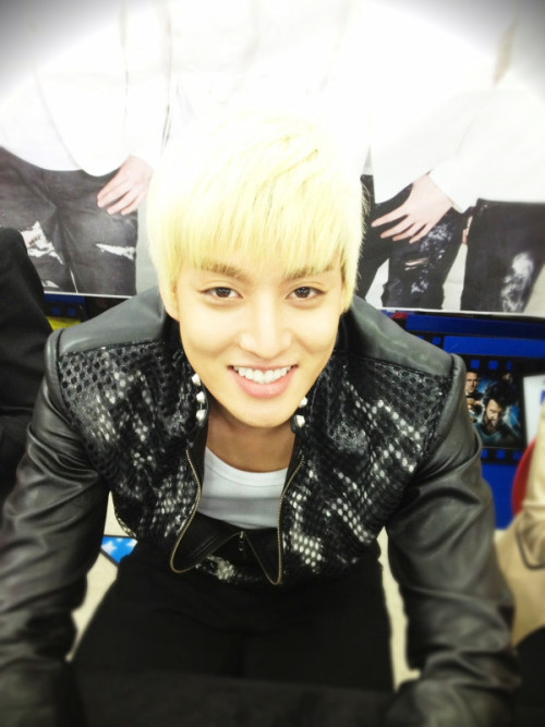 오늘 용산사인회에서 일라이♪ 금발이 참 잘어울려요♥ http://twitpic.com/9n7kvp