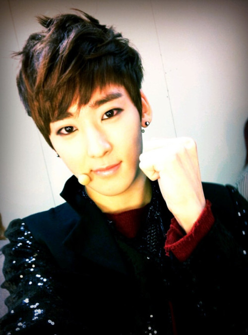 뮤뱅 돌아돌아 무대 어땠어요??^^ 응원 많이 해줬어요? 키스미 고마워요! How was our MB performance? U-Kiss in red~^^ ドラドラはSexyでしたか？ お疲れ様でした！SELCA~♥ http://twitpic.com/9h4i1m