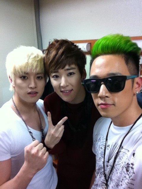 with~!!!!@u_kisseli @Kevinwoo91 파이팅 UKIsS &amp; ElectroboyZ~!!!^_< http://pic.twitter.com/FN6LDpu7