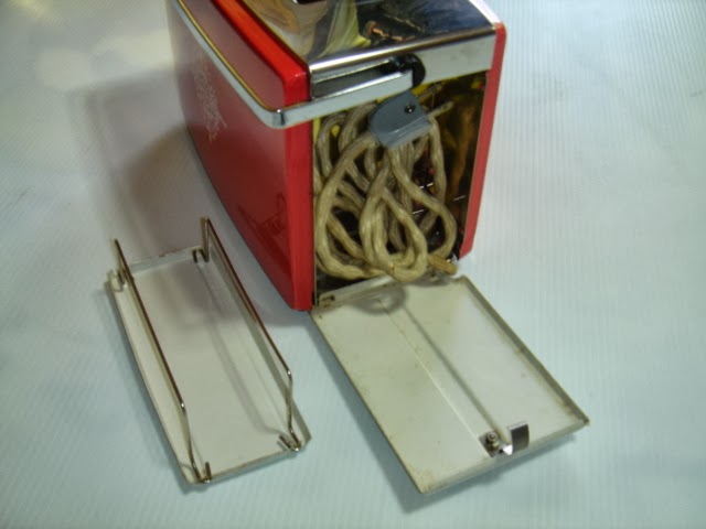 電源コード収納サイドポケットを開いた状態