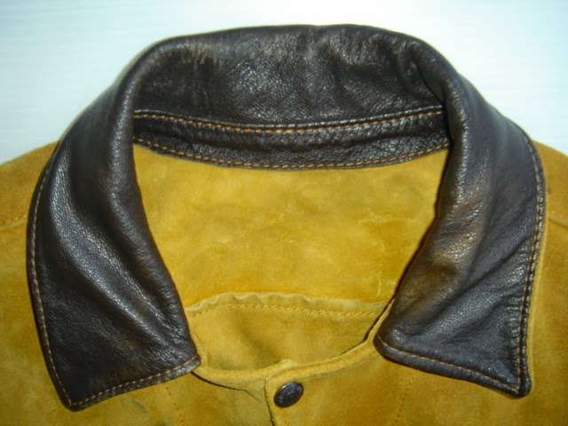 襟元 トップボタンを閉じた状態