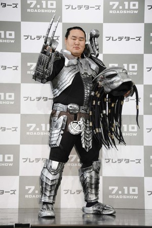朝青龍のコスプレ、プレデターズ