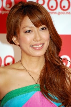 里田まい 英語以上 料理よりオツパイが見えた映像