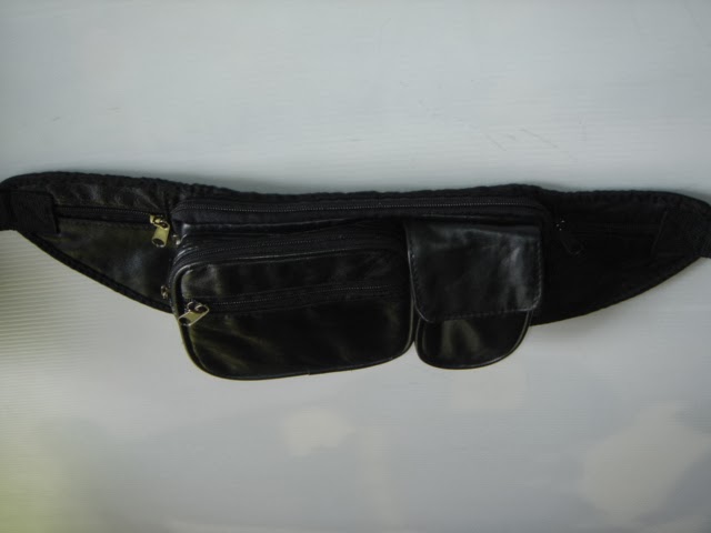 ストラップバックルを外した状態の外側面