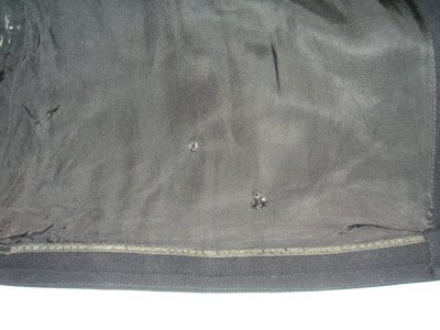 左前裏身頃2箇所(約10mm、約12mm) スレ穴