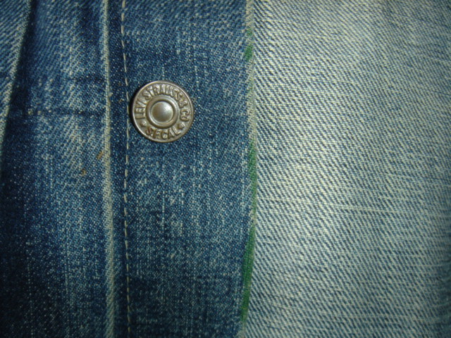 右前身頃表 上から二番目ボタン付近 ヨゴレ