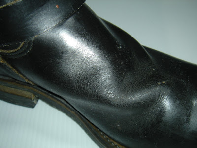 左インステップストラップベルト ペンキ付着 左甲内側 ヒビ