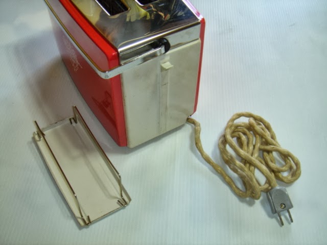 電源コード収納サイドポケットを電源コードを出して閉めた状態