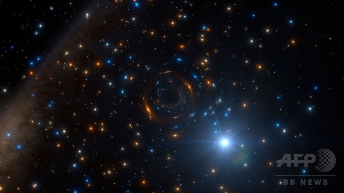 球状星団の中でブラックホールを周回する恒星、ESOが想像図公開