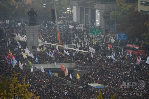 「© AFPBB News 提供 韓国・ソウル中心部の光化門広場で、朴槿恵大統領の退陣を求めるデモに参加した人々（2016年11月…」の画像検索結果