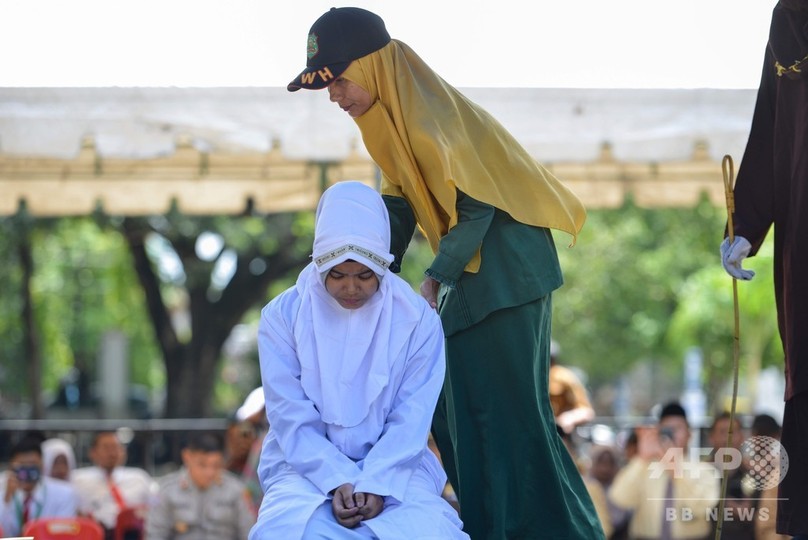 刑 ムチ 打ち タイトなズボンの女性はムチ打ちの刑 インドネシアのイスラム教