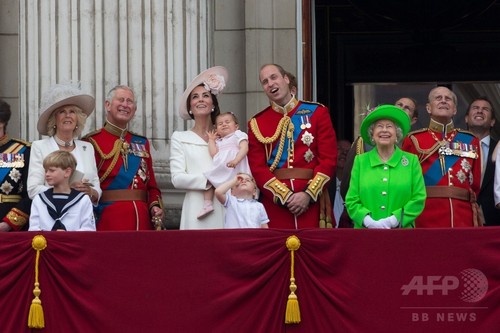 英女王90歳祝賀行事、王室メンバー集結
