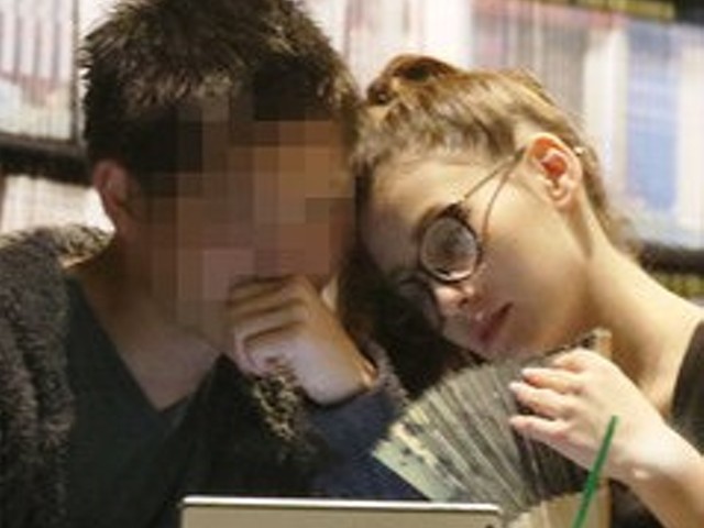 彼氏に寄り添うダレノガレ明美