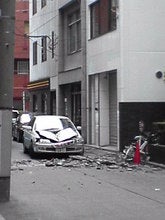 新川、タイル崩落現場