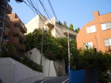 建物裏坂道