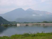 秋元湖から磐梯山を望む