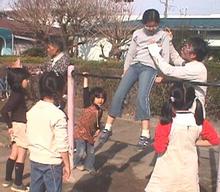 鉄棒に集まる女の子