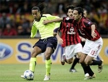 ロニーが絶妙なループでアシスト