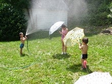 お庭で水遊び