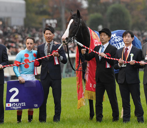 ジャパンCを制したイクイノックスとルメール騎手（左端）（2023年11月26日撮影）