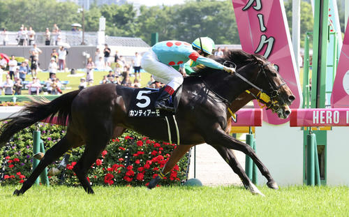 東京9R、カーネーションCを制したカンティアーモとルメール騎手（撮影・丹羽敏通）