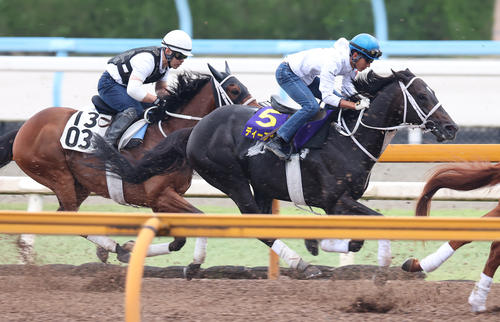 幸騎手を背にCWコースで追い切るディープボンド（右）