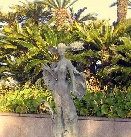 「木の実の女」像