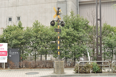 なんで踏切が？