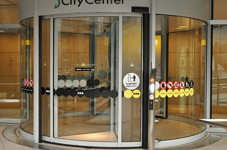 動いている回転ドア