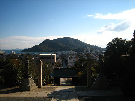 沼名前神社　本殿前から仙酔島