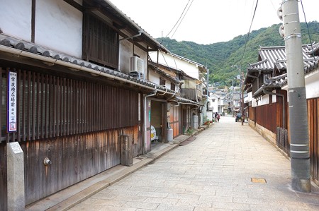 広場前の道