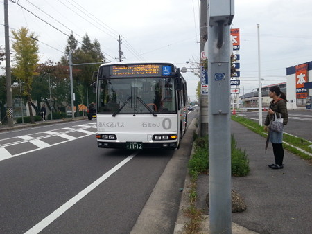 20141031_080404 百石バス停 - みぎまわり循環線バス
