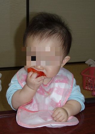 いちごを頬張る