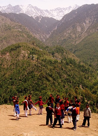 インド　ダラムシャーラー近郊の山村の小学校に通う子供たち