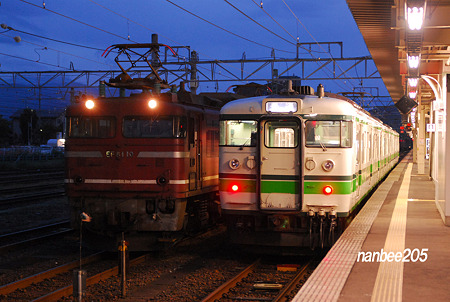 夜が明けきれない直江津駅にて。