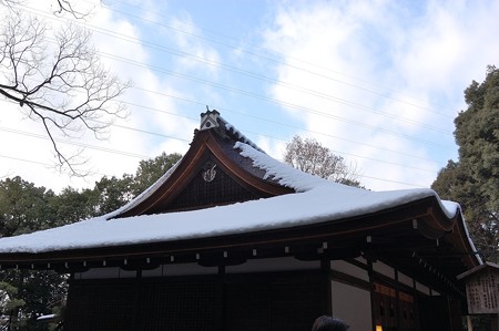 宇治上神社 拝殿には雪が残っていました