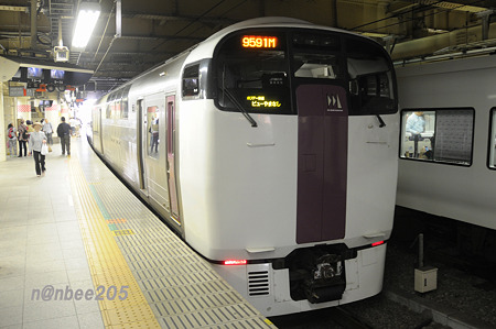 新宿駅に停車中の215系「ﾎﾘﾃﾞｰ快速ﾋﾞｭｰやまなし」　0828-225