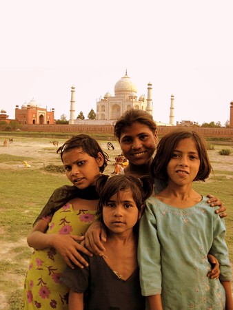 インド タージマハルと子供たち