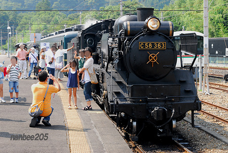 発車前の記念撮影が盛況でした　　　　08/28-603