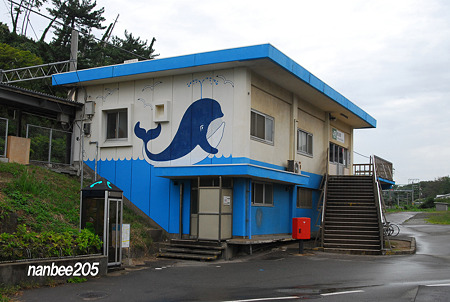 雨の鯨波駅