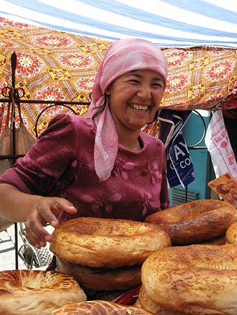 キルギス バザールで働く人々